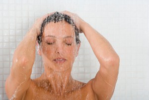 シャワーをする女性