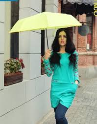 日傘を使う女性