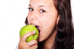 りんご食べる女性