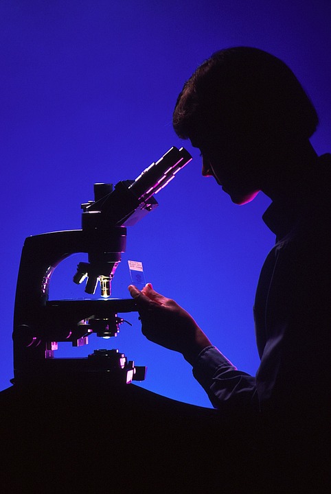 scientist-with-microscope-996187_960_720