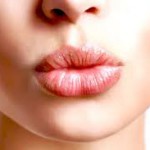 荒れて汚いのは嫌！唇が乾燥する原因と改善方法について