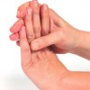 指先のしびれの原因とは！病気やストレスが関係している？