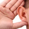 耳の違和感の原因は？セルフケアの方法と対処法について