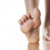 足の甲のしびれの３つの原因は？痛みがあるのは何の病気？