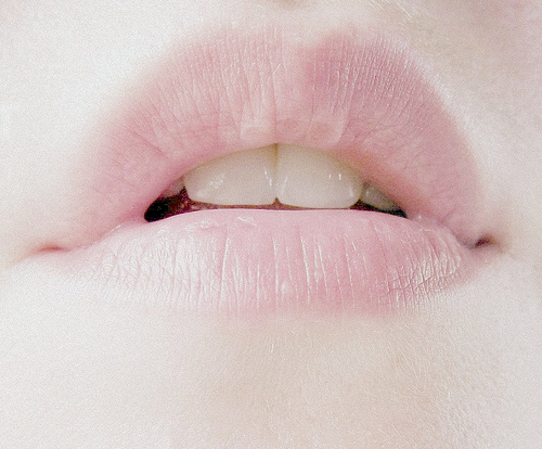 B 唇が白い６つの原因は 病気の可能性や改善方法を紹介 Hapila ハピラ