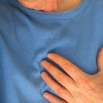 胸の下の痛みで考えられる10の病気とは？症状や原因、治療法を紹介！
