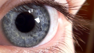瞳孔が開くのは病気？瞳孔拡大の原因と治療方法について！