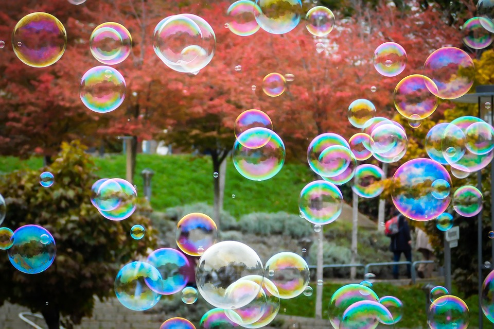 soap-bubbles-1021662_960_720%e7%9f%b3%e9%b9%b8%e3%81%ae%e6%b3%a1