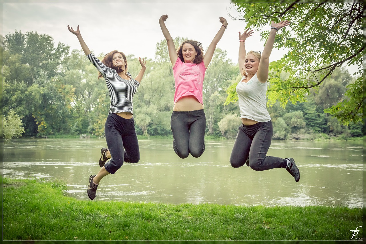 ジャンプする3人の女性